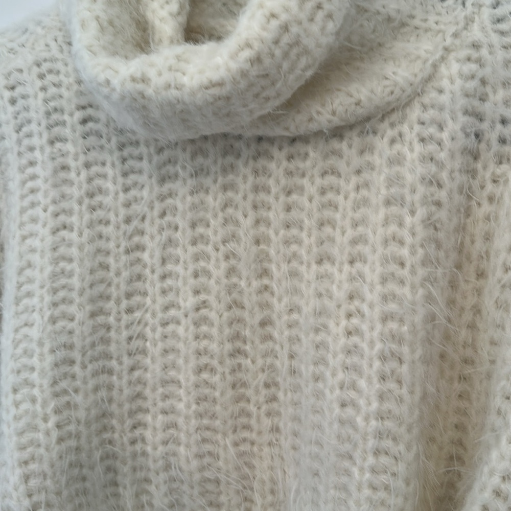 Free People Off White Chunky Knit Turtleneck Cropped Sweater size M NWOT - Picture 3 of 4